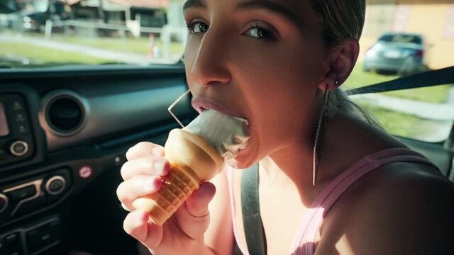 Мужик подвез доступную красотку и поимел её в машине