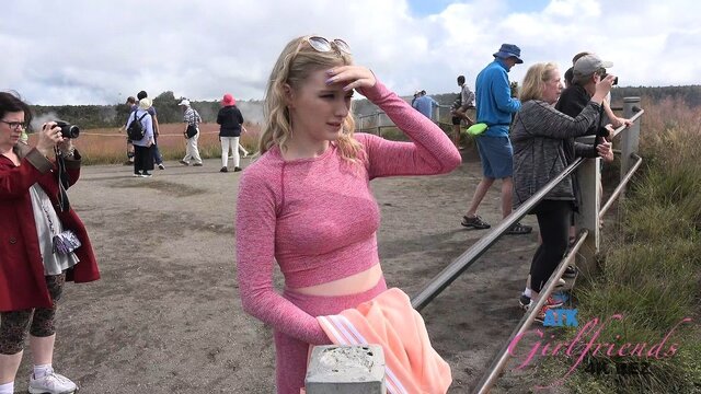 Симпатичная девушка отсасывает мужику в машине во время путешествия