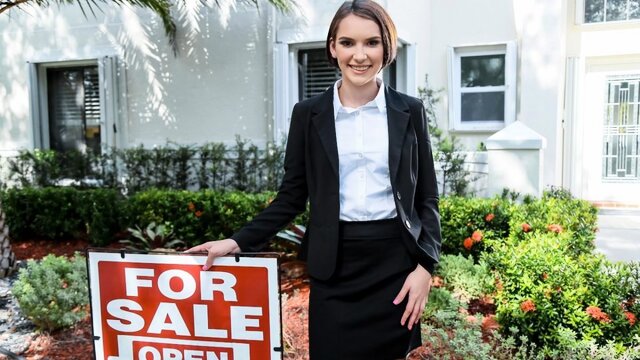 Лысый ловелас жестко трахнул стройную риелторшу в порванных колготах