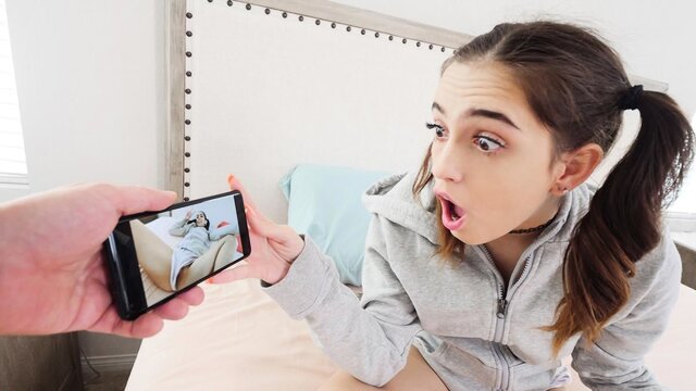 Девушка с небритой писькой подрочила соседу и насадилась на писюн