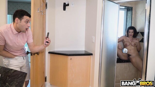 Пошляк подсмотрел за толстозадой соседкой и поимел ее в небритую писечку