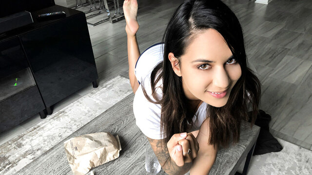 Шантажист засадил огромный член в письку татуированной милфы