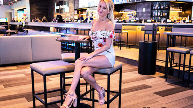 Чувак предложил блонде раздеться и побывать на его члене в разных позах