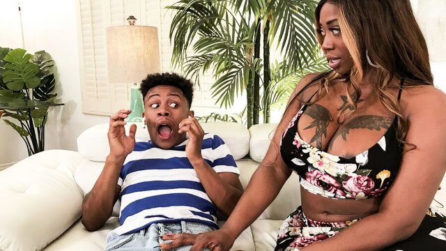 Толстая негритоска забросила уборку и переспала с похотливым мулатом