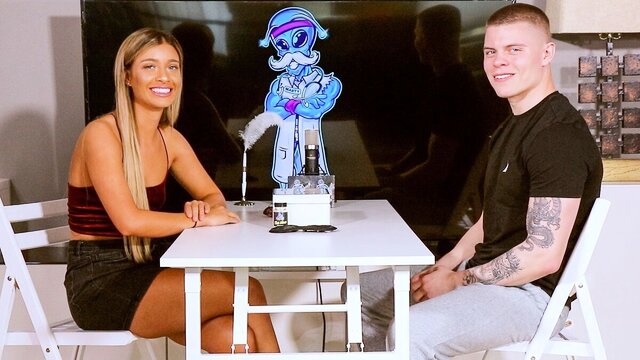 Возлюбленные согласились сыграть в эротическую игру перед камерами