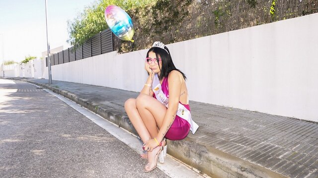 Мужик пикапит пьяную выпускницу и трахает на улице от первого лица