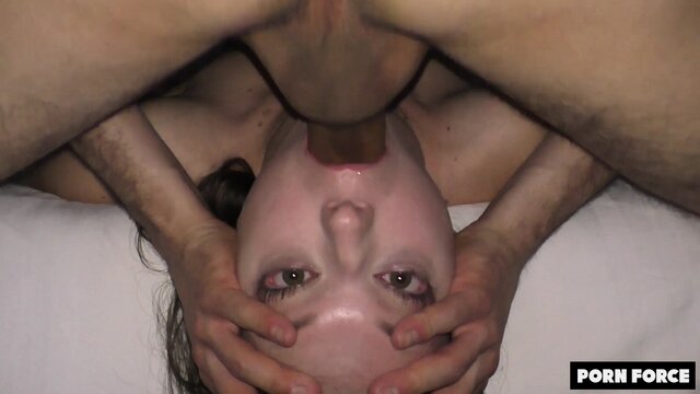 Мужик грубо жарит красивую фифу в киску и долбит ее в глотку в домашнем порно