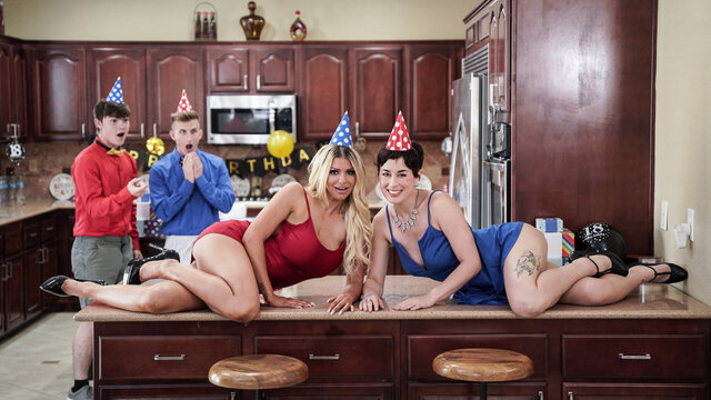 Два парня трахаются с мачехами в свингерском стиле