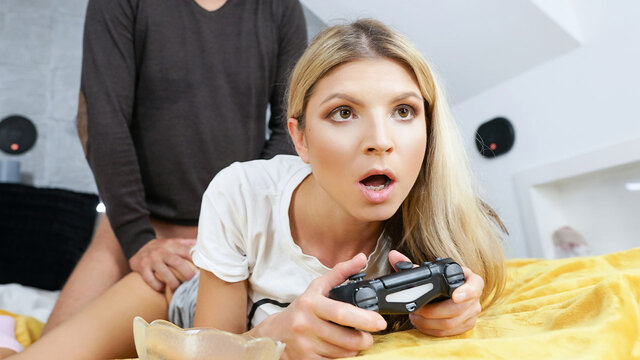 Джина Герсон проиграла мужику в приставку и стала трахаться с ним