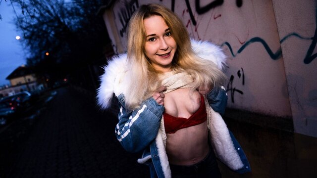 Продажная блондинка взяла деньги за секс на улице и потрахалась