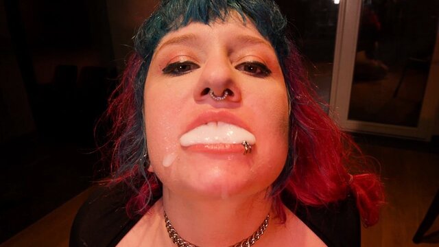 Рыжую и толстую шлюшку накормили членами на ганг банг вечеринке