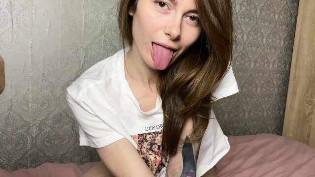 Телевизор смотреть скучно поэтому девушка сосет член парню