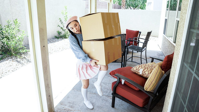 Бородатый парень развел на трах миниатюрную азиатку с косичками