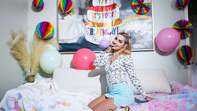 Лысый мужик засаживает толстый член в тугую письку молодой блондинки