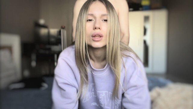 Кареглазая блондинка дрочить письку перед трахом с бойфрендом