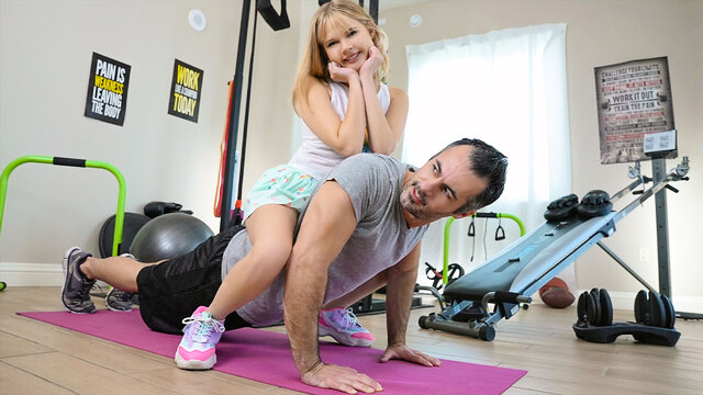 Зрелый любовник натягивает на член письку миниатюрной телки