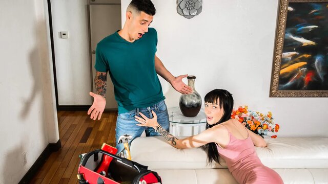 Пока родителей нет дома молодая студентка глубоко сосет член рабочему