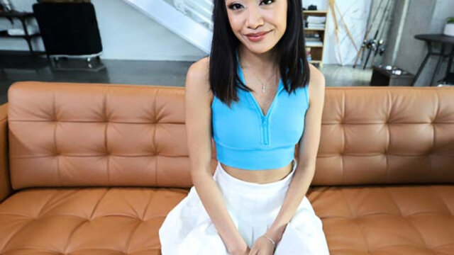 Хрупкая азиатка терпит большой член негра в узкой киске на межрасовом кастинге