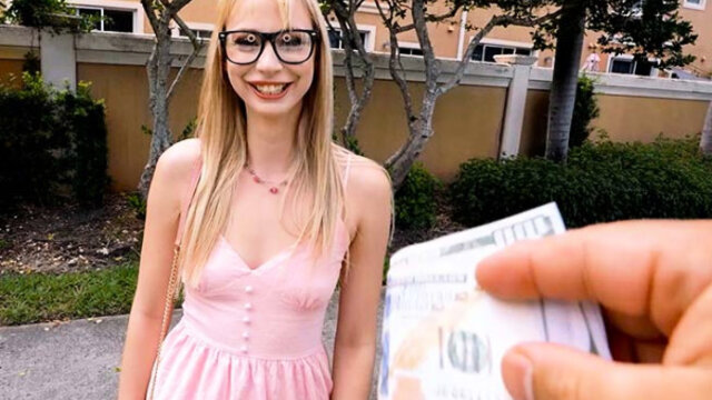 Заплатил блондинке Stella Chiyoki и трахнул ее в просторном фургоне