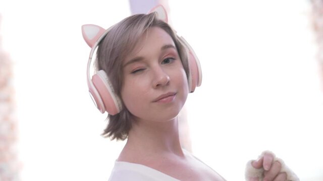 Девушка с красивой внешностью Alice Klay офигела от толстого члена в анале