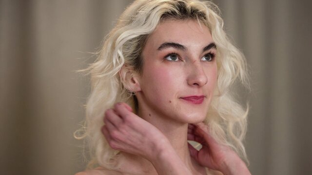 Худая шлюха получила сперму в маленькую попку