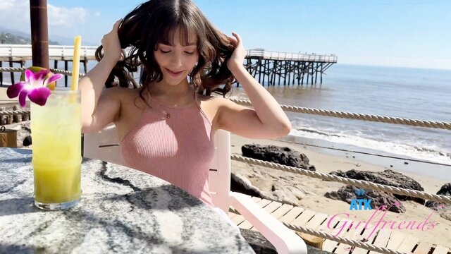 Привез красотку на море и трахнул в пилотку