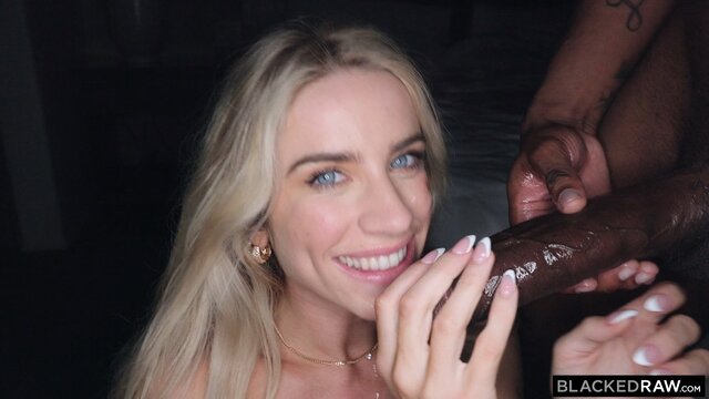 Негр рвет узкую киску блондинки толстым членом