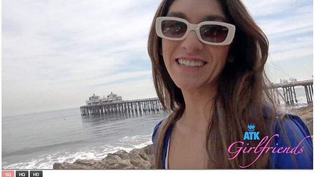 Девушка сосет новому парню в машине после прогулки на пляже