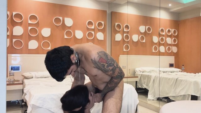 Мужик обоссал грязную шлюху в туалете после грубого траха