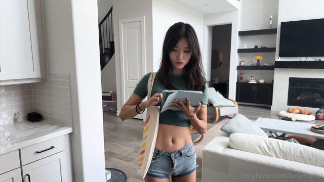 Худая азиатка просит член в жопу при встрече с другом