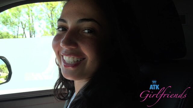 Студентка катается с другом в машине и сосет член