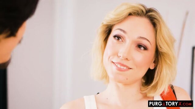 Девушка-курьер сделала минет женатому мужику во время доставки