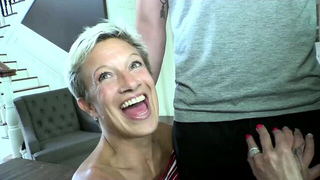 Взрослые бабы закатили тройничок с молодым соседом