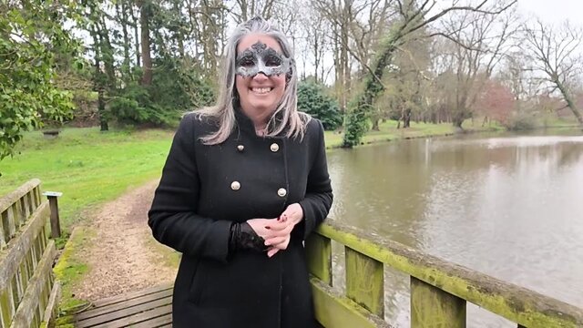 Зрелка с обвисшими сиськами дала первому встречному